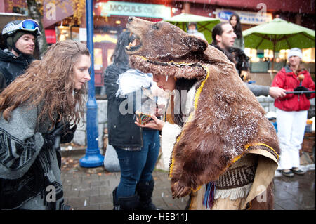 St'atimt orso indiano ballerina Jackie Andrew esegue un orso tradizionale danza nel villaggio di Whistler. Whistler BC, Canada. Foto Stock