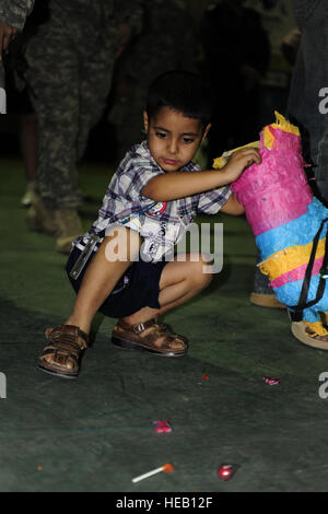 Il 25th Special Troops Battalion ospita un progetto comunitario presso l'Orfanotrofio di Tikrit, la base operativa di emergenza Speicher, Iraq, che fornisce attività ricreative per i bambini. Foto Stock