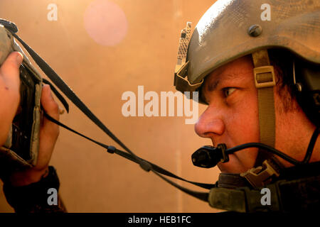 Stati Uniti Esercito Cpl. Alan vino, team leader attaccato al Team di Ricostruzione Provinciale Zabul, utilizza un palmare interagenzie identità delle apparecchiature di rilevamento sistema su un abitante locale per motivi di sicurezza durante una pattuglia in Mizan, Afghanistan, 20 ott. 2011. PRT Zabul ha la missione di comportamento civile di operazioni militari nella provincia di Zabul per estendere la portata e la legittimità del governo dell'Afghanistan. Cpl. Il vino è distribuito dalla società di Charlie, 182nd Reggimento di Fanteria, Massachusetts Guardia Nazionale. Foto Stock