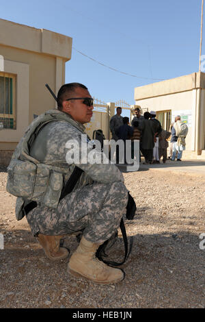 Sebbene il mento clinica afgane nell'asta Pusht distretto della provincia di Farah, Afghanistan, è situato accanto a una polizia nazionale afgana composto, U.S. Army Sgt. Victor Cruz, membro dell'esercito di Guam la Guardia Nazionale e la forza di sicurezza gli stati per il Farah Provincial Reconstruction Team (PRT), fornisce la sicurezza durante una valutazione clinica, Dic 29, 2009. Il Farah provinciale direttore sanitario, il dottor Abdul Jabar e altri Farah Ospedale prestatori di servizi medici sono stati trasportati e accompagnato da membri del PRT per condurre la valutazione. "Essi non avrebbero i mezzi per o si sentono sufficientemente sicuro per viaggiare a Foto Stock