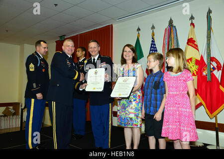 Sgt. Il Mag. Bryan L. Novak, assegnato a U.S. Esercito in Africa e la moglie hanno ricevuto un certificato di pensione e di apprezzamento , presentata da Brig. Gen. Kenneth Moore, U.S. Army Africa Vice comandante, nel corso trimestrale di cerimonia di pensionamento, 9 giugno 2016 presso il Golden Lion su Caserma Ederle a Vicenza, Italia. Visual Information Specialist Antonio Bedin/rilasciato) Foto Stock