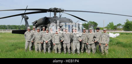 110605-F-TF102-044: FORT PIERRE, S.D. - Dakota del Sud la Guardia Nazionale aviatori e soldati comprendente uno dei tre rapida delle forze di reazione in Fort Pierre e Pierre pausa vicino al centro Expo per una foto durante il corso di Formazione Giugno 5, 2011. Squadre allenate sulle modalità di attacco e release 1-ton di sacchi di sabbia per un bilico UH-60 Black Hawk elicottero. QRFs sono preparati al posto dei sacchi di sabbia in corrispondenza delle aree problematiche lungo l argine dove l'acqua alta vieta l'accesso da parte di altri veicoli di farlo nel caso in cui un argine è compromessa. Il D.S. La guardia nazionale sta lavorando con enti locali, statali e federali intorno all'orologio dur Foto Stock