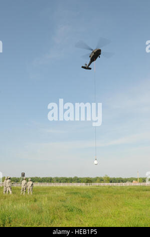 110605-F-TF102-129: FORT PIERRE, S.D. - Un North Dakota Guardia Nazionale UH-60 Black Hawk elicottero vola come un grande contrappeso viene abbassata in posizione durante un esercizio di formazione del Sud Dakota Guardia Nazionale rapido le forze di reazione vicino al centro Expo in Fort Pierre, Giugno 5, 2011. La Guardia Nazionale squadre allenate sulle modalità di attacco e release 1-ton di sacchi di sabbia per i falchi nero. QRFs sarà utilizzando questa abilità al posto dei sacchi di sabbia in corrispondenza delle aree problematiche lungo gli argini dove acqua alta vieta altri veicoli di farlo nel caso in cui un argine è compromessa. Ci sono quasi 1.300 S.D. La Guardia Nazionale venduti Foto Stock