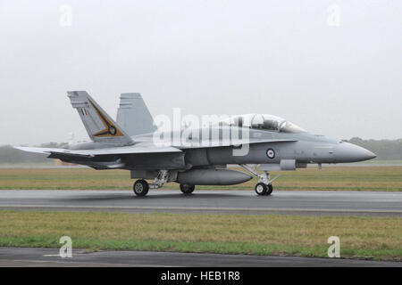 Un F-18 velivoli dalle Williamtown Royal Australian Air Force (RAAF) Base, Australia taxi fuori della pista in preparazione per il lancio del primo volo nella storia di 132Fighter Wing (132FW), Des Moines, Iowa F-16 velivoli e Williamtown RAAF Base F-18 aeromobile durante il dissimile Air Combat Training (DACT) Missione al Williamtown RAAF Base, Australia il 21 febbraio 2011. La 132FW è in conduzione DACT missione "Sentry giù sotto" per circa un mese con la RAAF. (US Air Force foto/Staff Sgt. Linda E. Kephart)(rilasciato) Foto Stock