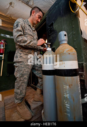 Il personale Sgt. Driver di Aronne, una massa di sistemi radar tecnico assegnato alla 727th Expeditionary Air Control Squadron, carica il SF-6 serbatoio usato per il sistema radar componenti ad alta tensione in una località segreta nel sud-ovest Asia, 5 marzo 2014. Driver nativo di Savannah, Georgia e viene distribuito qui da Hunter Army Airfield. Il personale Sgt. Mezzi di Michael Foto Stock