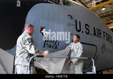 Senior Master Sgt. Randy Walton, sinistra, centesimo squadrone manutenzione e personale Sgt. Sherwin Allen, centesimo Manutenzione aeromobili squadrone, svelare naso arte su una KC-135 Stratotanker, numero di coda 0001, 8 maggio 2012, nella parte anteriore del centesimo bombardamento gruppo veterani e 100th Air Refuelling elementi ad ala di hangar 715 qui. Il naso arte è stato aggiunto per la nave cisterna in onore di pensionati Capt. Robert Wolff, un ex centesimo BG prigioniero di guerra. Wolff doveva avere il naso arte sul suo aereo durante la II Guerra Mondiale, ma è stato abbattuto prima che egli avesse la possibilità di avere messo su. Il naso arte è ancora un altro pareggio tra Foto Stock