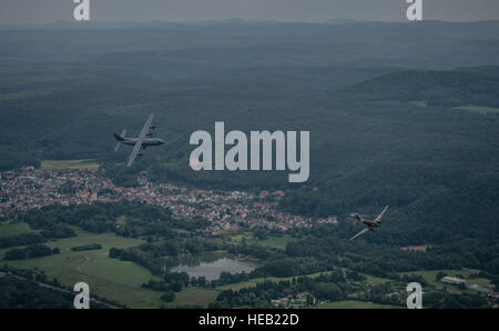 Un Douglas C-47 Skytrain, noto come Whiskey 7, vola a fianco di un C-130J Super Ercole dal 37th Airlift Squadron sulla Germania, 30 maggio 2014. Il C-47 è venuto a Ramstein per una settimana per partecipare ad attività di base con il suo gruppo di legacy, la trentasettesima Airlift Squadron, prima di ritornare in Normandia per ricreare il suo ruolo e lanciare paracadutisti oltre l'originale nella zona di caduta in Sainte-Mere Eglise, Francia. Airman 1. Classe Giordania Castelan) Foto Stock