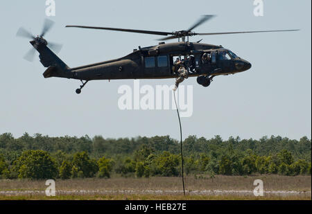 Un soldato esce un elicottero Blackhawk tramite una fune durante una dimostrazione al sesto Ranger Formazione del Battaglione evento open house 7 Maggio a Eglin Air Force Base, Fla. la manifestazione è stata un occasione per il pubblico per imparare come Rangers treno e operare. L'evento visualizza mostrava attrezzature, armi, un rettile zoo, face painting e arma sparare tra gli altri. Le manifestazioni hanno mostrato fuori mano-a-mano combattimento, un salto in paracadute, spettacolo dei serpenti, e i Rangers in azione. Samuel King Jr.) Foto Stock