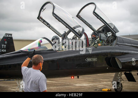 Un capo equipaggio dà Capt. Justin Hedrick (centro), 2° Fighter Training Squadron, pilota e il cap. Julio Gomez (a destra), 2° Fighter Training Squadron medico, un segnale ott. 27, prima di prendere il via ad impegnarsi in esercizio Southern sciopero alla Naval Air Station giunto di base riserva Belle Chasse, La. mentre Tyndall Air Force Base di F-22 Raptor allievi piloti non riesce ad ottenere tutta la formazione di cui hanno bisogno di volare con la artigli, il T-38 svolge un ruolo integrante nella loro formazione. Il personale Sgt. Russ Jackson Foto Stock