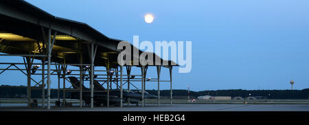 La luna brilla sopra la Flightline presso Shaw Air Force Base, S.C., Agosto 17, 2016. Avieri assegnato al xx gruppo Manutenzione lavorare tutte le ore del giorno per garantire Shaw's 79 F-16CM combattendo i falchi sono pronti a distribuire in qualsiasi momento. Airman 1. Classe Kelsey Tucker) Foto Stock