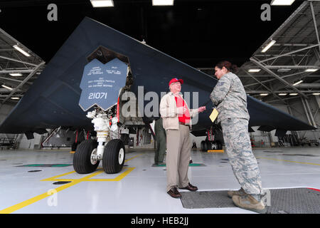 Robert Parks, pensionato xiii Bomb Squadron stati, parla al personale Sgt. Lea Simpson, XIII BS security manager durante un B-2 Spirit tour a Whiteman Air Force Base, Mo., 10 maggio 2013. Parks è stato uno degli originali XIII BS soci ed è stato in tour come parte dell'annuale BS XIII Giornata del patrimonio celebrazione. Il personale Sgt. Nick Wilson Foto Stock