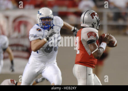 Stati Uniti Air Force Falcon naso guard Bradley Conner chiude in ottobre 18, 2008, University of Nevada, Las Vegas quarterback durante l'Air Force Academy vs. UNLV gioco di calcio al Sam Boyd Stadium, Las Vegas, Nev. I falchi sconfitti i ribelli 29-28. Senior Airman Brian Ybarbo Foto Stock