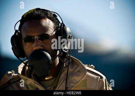 Royal Saudi Air Force Staff Sgt. Hassan, capo equipaggio, comunica tramite auricolare con i piloti prima di una missione di addestramento durante la bandiera rossa 12-2 del 25 gennaio 2012, presso la Base Aerea Militare di Nellis Nev. Red Flag è un combattimento realistico esercizio di formazione che coinvolgono le forze aeree degli Stati Uniti e dei suoi alleati. L'esercizio è ospitato a nord di Las Vegas in Nevada Test e campo di addestramento. Foto Stock