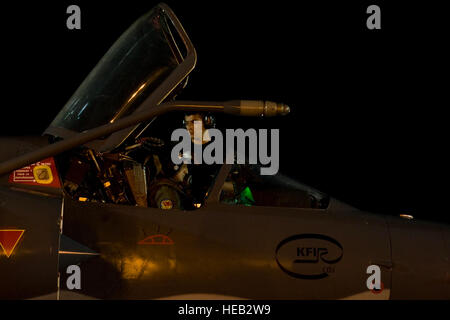 Una Colombia Air force capo equipaggio termina la sua pre-volo check list con il pilota prima della notte esercizio fisico durante la bandiera rossa 12-4 Luglio 24, 2012, su alla Nellis Air Force Base, Nev. Aeromobili e i membri del servizio distribuzione qui per la bandiera rossa sotto l'Aria forza expeditionary concetto e rendere l'esercizio 'Blue' forze. Lavorando insieme, queste forze blu sono in grado di utilizzare le varie funzioni dei loro aeromobili ad impegnare nemico 'Rosso' forze. Airman 1. Classe Daniel Hughes) Foto Stock