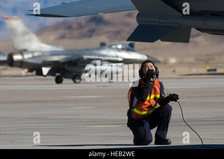 Un aviatore dalla Repubblica di Singapore Air Force assegnati alla 425th Fighter Squadron, Luke Air Force Base, Ariz., monitora i timoni e gli ascensori di un F-16 Fighting Falcon durante la bandiera rossa 13-2 Gen 21, 2013, presso la Base Aerea Militare di Nellis Nev. A causa del limitato spazio aereo, la RSAF treni con le controparti all'estero anche in Australia, in America e in Francia. Il personale Sgt. William P. Coleman) Foto Stock