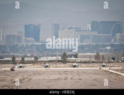 Quattro F-16 Fighting Falcons assegnato al 175Fighter Squadron, Joe Foss Air National Guard Station, Sioux Falls, S.D., preparare il lancio durante la bandiera rossa 15-1 presso la Base Aerea Militare di Nellis Nev., Gennaio 26, 2015. Red Flag è un combattimento realistico esercizio di USA e le forze aeree alleate per l'conducendo azioni di formazione sugli 15,000 square mile Nevada Test e campo di addestramento. Il personale Sgt. Siuta B. Ika) Foto Stock