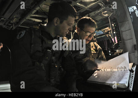 Il cap. Robert forte, 66squadrone di salvataggio HH-60G Pave Hawk pilota e Airman 1. Classe Daniel Cowan, 66RQS tecnico di volo a prepararsi per una missione oltre la prova del Nevada e campo di addestramento, Nev. Febbraio 5, 2015. Operazioni di ricerca e salvataggio durante la bandiera rossa a migliorare efficienza e disponibilità per il futuro del mondo reale delle operazioni. La notte missioni presenti alla sfida supplementare di bassa visibilità, prove equipaggio la capacità di eseguire la missione a qualsiasi ora in una contestata e ambiente degradato. Il personale Sgt. Darlene Seltmann) Foto Stock