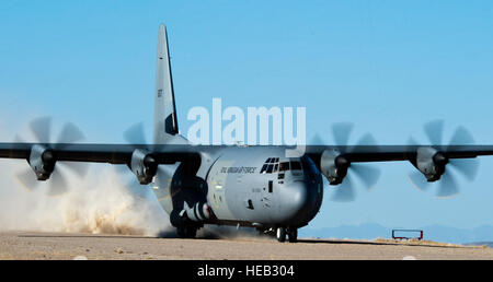 Un Royal Norwegian Air force C-130J Super Hercules decolla dopo il prelievo le truppe durante un combattimento di ricerca e salvataggio di esercizio durante la bandiera rossa 15-2 sulla prova di Nevada e campo di addestramento. Bandiera rossa esercizi hanno ampliato da combattimento air-air per includere tutti gli spettri di guerra tra cui il comando e il controllo, intelligence, electronic warfare e combattere la ricerca e il salvataggio. Senior Airman Thomas Spangler) Foto Stock