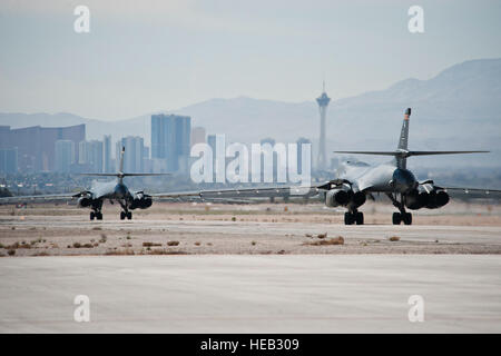 Due B-1B Lancieri assegnato per la trentasettesima Bomb Squadron, Ellsworth Air Force Base, S.D., taxi durante la bandiera rossa 15-2 a Nellis AFB, Nev., 10 marzo 2015. Bandiera rossa fornisce una serie di intensi aria-aria scenari per equipaggi e personale di terra per aumentare il loro combattimento prontezza ed efficacia per il futuro del mondo reale delle operazioni. Il personale Sgt. Siuta B. Ika) Foto Stock