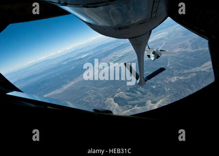 Un F-22 Raptor assegnato al 325Fighter Squadron, Tyndall Air Force Base Fla., rende un approccio per fare rifornimento spegnere la coda di una KC-135 Stratotanker assegnato al 334 Air Refuelling Squadron, McConnell Air Force Base, Kan., durante una bandiera rossa 15-3 formazione sortie oltre il Nevada Test e campo di addestramento, 24 luglio 2015. La F-22 è una posizione dominante di aria, multi-ruolo di aerei da combattimento adatta sia per aria-aria e missioni aria-terra, consentendo la piena realizzazione di concetti operativi vitali per il XXI secolo Air Force. Foto Stock