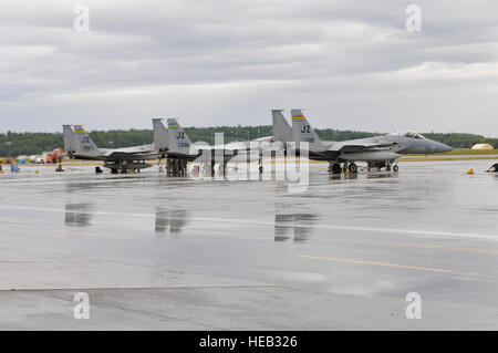 Il USAF F-15s da Kadena Air Base, Okinawa, in Giappone e in Naval Air Station Base comune di New Orleans e British C-130s da 47th Squadron Royal Air Force, stadio al di fuori della base comune Elmendorf-Richardson, Anchorage in Alaska, partecipando alla bandiera rossa 11-3. Foto Stock