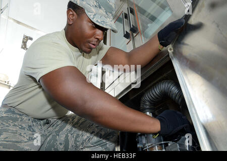 Airman 1. Classe Dasmon Henley, 116aria ala di controllo della forza di supporto servizi Squadron, prepara le unità dispiegabili pronto Mobile Cucina rimorchio, giugno 10 a Louisville, Ga. Robins Air Force Base personale sono di sostegno le operazioni seguenti il mid-air collisione di due F-16s dalla Carolina del Sud Air National Guard durante la notte di routine La formazione di volo in Jefferson county area, Giugno 7, 2016. Tommie Horton/) Foto Stock