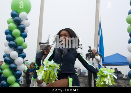 A Seattle Seahawks cheerleader, a cui viene comunemente fatto riferimento come Seagals, eccita una folla di tifosi a una bandiera blu nel Rally di Dupont, nello Stato di Washington, Jan 8, 2016. Lt. Gen. Stephen R. Lanza, Comandante generale del mio corpo sulla base di comune accordo Lewis-Mc, nello Stato di Washington, ha partecipato al rally per aiutare ad alzare il dodicesimo uomo bandiera della ventola in onore del Seahawks' primo post stagione partita della stagione. Il personale Sgt. Bryan Dominique, ventesimo Affari pubblici distacco) Foto Stock