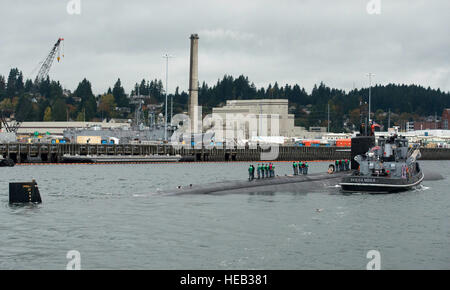 BREMERTON, nello Stato di Washington (Ott. 28, 2015) - Los Angeles-classe fast-attacco sommergibile USS Albuquerque (SSN 706) arriva a Puget Sound Naval Shipyard intermedio e impianto di manutenzione necessarie per avviare il processo di inattivazione. Albuquerque distribuito 19 volte visitato oltre venti paesi e cotto a vapore 500.000 miglia durante i suoi 32 anni di servizio. La barca a sinistra San Diego ott. 21, 2015, a seguito di una inattivazione cerimonia alla Base Navale di Point Loma. La comunicazione di massa specialista in seconda classe Amanda R. Gray Foto Stock