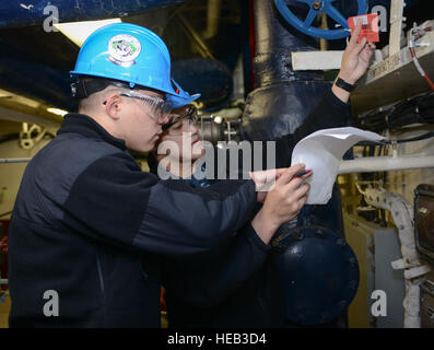 151217-N-OE096-022 base navale di KITSAP-BREMERTON, nello Stato di Washington (Dec. n. 17, 2015) - Da elettricista, Mate Fireman apprendista Koji Mori (sinistra), nativo di Longwood Fla., e da elettricista, Mate 3° di classe Zhihui Liu, nativo di New York, assegnato alla portaerei USS Nimitz CVN (68), controllare il tag out audit. Nimitz è attualmente sottoposto ad un esteso pianificata la manutenzione incrementale disponibilità a Puget Sound Naval Shipyard e Manutenzione intermedia Facility, dove la nave sta ricevendo una manutenzione pianificata e aggiornamenti. La comunicazione di massa specialista apprendista marinaio Liana N. Nichols Foto Stock