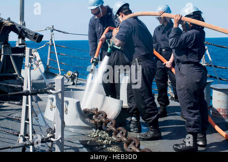 150928-N-AX546-197 mare mediterraneo (sett. 28, 2015) i marinai a bordo della USS Porter (DDG 78) lavare un elemento di ancoraggio e la catena di ancoraggio come la nave fa i preparativi per la partenza, Valona Albania sett. 28, 2015. Porter, un Arleigh Burke-class guidato-missile distruttore, distribuita a Rota, Spagna, è su di routine patrol conducendo operazioni navali negli Stati Uniti Sesta flotta area di operazioni a sostegno degli Stati Uniti per gli interessi di sicurezza nazionali in Europa. La comunicazione di massa Specialist 1a classe Sean Spratt Foto Stock