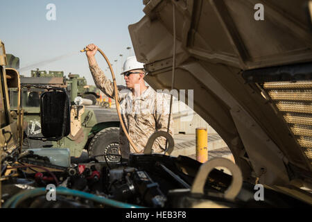 160702-M-PC554-008 Kuwait (Luglio 2, 2016) DEGLI STATI UNITI Marine Sergente Rudy Rodriguez II con il XIII Marine Expeditionary Unit bagna un elevata mobilità multiuso di veicolo su ruote. Il Marine Corps ha da rispettare da parte degli Stati Uniti Dipartimento di Agricoltura e per il Dipartimento della difesa dei regolamenti progettati per evitare che la sporcizia e i rischi agricoli fuori degli Stati Uniti e degli oggetti pericolosi fuori dei porti internazionali. Xiii MEU è avviato il Boxer anfibio gruppo pronto e viene distribuito per mantenere la sicurezza regionale negli Stati Uniti Quinta Flotta area di operazioni. Sgt. Hector de Jesus/) Foto Stock