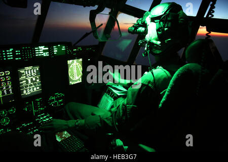 Il Mag. Janine Garner piloti una KC-130J Super Hercules con antenna Marine Refueler squadrone di trasporto 252 durante un rifornimento di antenna missione sull Oceano Atlantico sett. 7, 2016. La missione di VMGR-252 è di sostenere la Marine Air Ground Task Force commander fornendo aria-aria rifornimento, supporto di assalto, offensiva e il supporto aereo, di giorno o di notte in tutte le condizioni meteorologiche durante expeditionary, giunto o di operazioni combinate. Lo squadrone conduce refuels antenna per AV-8B malintenzionati, EA-6B Harriers e F-35B lampi al largo della costa della Carolina del Nord a fornire formazione di routine sia per la p Foto Stock