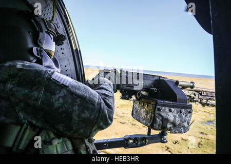 Un UH-60 Black Hawk capo equipaggio con 2 elicottero d'assalto battaglione, 82a combattere la Brigata Aerea, si impegna a bersagli con un M240 mitragliatrice, durante un'antenna gunnery esercitazione oltre le acque costiere del Marine Corps Outlying campo Atlantic, N.C., Ott. 23. Sgt. Steven Galimore) Foto Stock