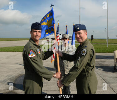 Stati Uniti Air Force Col. Clinton Eichelberger, 355a gruppo Operations commander, passa 354Expeditionary Fighter Squadron guidon NEGLI STATI UNITI. Air Force Lt. Col. Ryan Hayde durante un cambiamento di cerimonia di comando 15 maggio 2015, sul flightline a Campia Turzii, Romania. Hayde ora conduce 12 A-10 Thunderbolt II attacco aereo e più di 300 addetti. Senior Airman Dylan Nuckolls Foto Stock