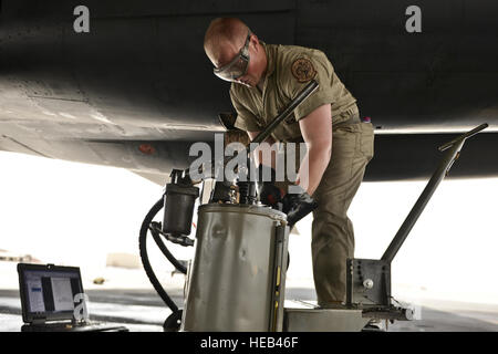 Airman 1. Classe James Balcom, 37th Manutenzione aeromobili unità capo equipaggio, riempie l'unità di alimentazione ausiliaria di una B1-B Lancer come parte delle sue ispezioni finale pronto per l'aeromobile prima di un equipaggio delle schede per una missione sett. 22, 2015 at Al Udeid Air Base, in Qatar. Balcom è distribuito da Ellsworth Air Force Base, S.D. Il personale Sgt. Alexandre Montes) Foto Stock