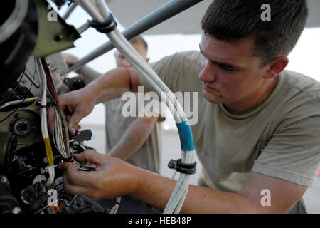 Senior Airman David Holley, 380 Expeditionary Manutenzione aeromobili squadrone di propulsione aerospaziale artigiano, inizia le procedure per la sostituzione di un'unità di potenza ausiliaria per una E-3 Sentry airborne warning e sistema di controllo aereo in Asia sud-ovest, 6 giugno 2011. Foto Stock