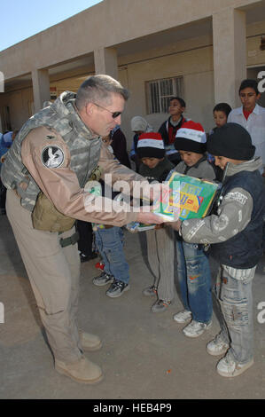 Stati Uniti Air Force Col. Matteo Dorschel, comandante di 407 Aria Gruppo Expeditionary, mani di forniture scolastiche per i bambini presso la nostra scuola elementare al di fuori di Ali Air Base, Iraq, Febbraio 3, 2008. Le scuole e le altre organizzazioni attraverso gli Stati Uniti hanno donato le forniture. Tech. Sgt. Sabrina Johnson) Foto Stock