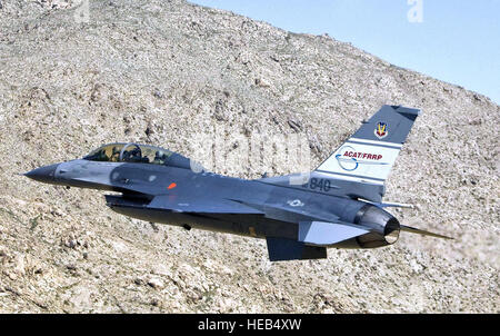 Gli Stati Uniti Air Force di F-16D Automatic Collision Avoidance Technology (ACAT) equipaggio assume uno sguardo più da vicino a un Deserto Mojave hill durante un Marzo 2009 volo. NASA Dryden Flight Research Center sta lavorando con la Air Force Research Laboratory di l'ACAT Fighter riduzione del rischio progetto per sviluppare il collision avoidance tecnologie per fighter/attacco aereo che consentirebbe di ridurre il rischio di messa a terra e metà-aria collisioni. Jim Ross/NASA) Foto Stock