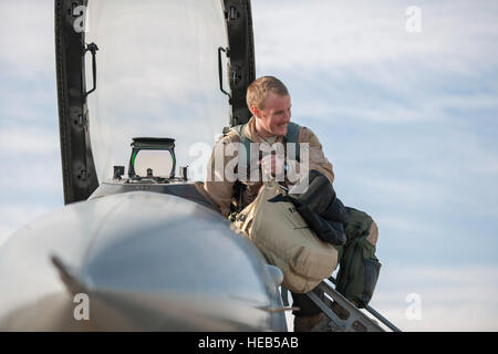 Primo Lt. Matthew Sanders, 421st Expeditionary Fighter Squadron pilota, nelle salite a un F-16 Fighting Falcon prima di un combattimento sortie a Bagram Air Field, Afghanistan, Gennaio 17, 2016. Avieri assegnato all'421st EFS, noto come il "Black vedove," sono distribuiti da Hill Air Force Base in Utah, a sostegno del funzionamento della libertà sentinella e della NATO a sostegno deciso la missione. Tech. Sgt. Robert Cloys) Foto Stock