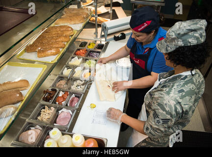 Senior Airman Leatha Brown, 446th forza squadrone di supporto di specialisti dei servizi di assistenza, impara come per avvolgere un panino al pranzo Contrails Facility on Beale Air Force Base, 23 aprile. I riservisti dal giunto di base corda Lewis-Mcerano a Beale per la loro formazione annuale in vari compiti inclusi cibo, servizio fitness, svago e affari mortuario. (U.S. Air Force personale di riserva Sgt. Brenda Davis) Foto Stock