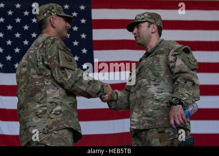 Stati Uniti Air Force Brig. Gen. Dave Julazadeh, 455th Air Expeditionary Wing Commander, scuote le mani con Lt. Col. Heath Frye, 455th comunicazioni Expeditionary comandante dello squadrone, dopo il 455th AEW modifica del comando cerimonia Luglio 1, 2015, a Bagram Air Field, Afghanistan. Durante la cerimonia Julazadeh hanno assunto il comando della 455th AEW da Briga. Gen. Mark Kelly. Tech. Sgt. Giuseppe Swafford Foto Stock