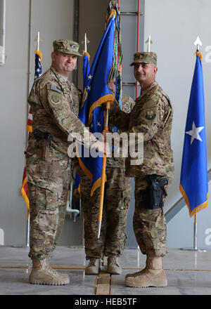 Stati Uniti Air Force Il Mag. Gen. Scott West, 9 dell'aria e dello spazio di attività Expeditionary Force-Afghanistan commander, mani il guidon al nuovo comandante della 455th Air Expeditionary Wing, Briga. Gen. Dave Julazadeh Luglio 1, 2015, a Bagram Air Field, Afghanistan. Senior Airman Cierra Presentado Foto Stock