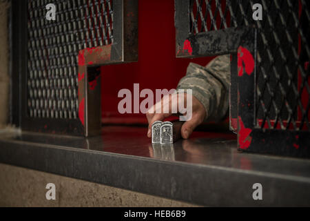 Senior Airman tiro Wilcox, 49o delle forze di sicurezza squadrone armorer diurna, riceve due M9 Beretta caricatori da una SF patrolman dopo il ritorno dalla loro turno a Holloman Air Force Base, N.M., 2 aprile 2015. L'Armeria ospita più di 900 sistemi d'arma per on e off-dovere SF membri, Ingegnere Civile personale, ufficio di inchiesta speciale agenti e German Air force membri. Essi tengono anche la proprietà personale di armi di individui che vivono sulla base. Airman 1. Classe Aaron Montoya / rilasciato) Foto Stock