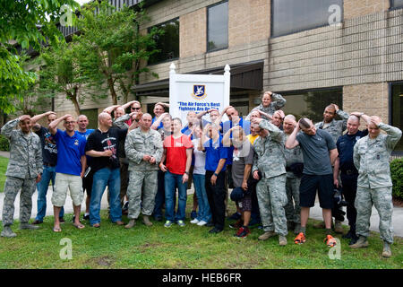 I volontari si sentono le loro teste calve dopo la rasatura di loro a sostegno di un quarto delle forze di sicurezza squadrone del membro della famiglia, Febbraio 4, 2014, presso Seymour Johnson Air Force Base, N.C. Più di trenta volontari sollevato il denaro per la loro wingman la famiglia, che è di fronte ad un disagio imprevisto. Airman 1. Classe Aaron J. Jenne) Foto Stock