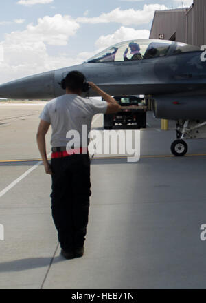 Senior Airman Ramiro Gamero, 311th Fighter Squadron capo equipaggio, saluta il cap. John Widmer, 54th Fighter Group pilota, prima di un allenamento sortie oltre il White Sands Missile della gamma 10,000 miglia intervallo a Holloman Air Force Base, N.M., e il agosto 5. La cinquantaquattresima FG è un distacco di Luke AFB, Ariz., ed è stazionato a Holloman per facilitare ad alta velocità, di formazione live-armi da fuoco di formazione e di notte le operazioni di volo. Airman 1. Classe Lia Ferrante Foto Stock