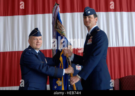 Il nuovo 55th Wing Commander il colonnello James "Rev" Jones (destra) accetta l'ala di guidon dalla ottava Air Force Commander Lt. Gen. Robert Elder Jr. durante un'ala del cambiamento di cerimonia di comando Mercoledì presso il Bennie Davis Impianto di manutenzione. Il colonnello Jones è un comando pilota con più di 2.700 ore di volo. Del colonnello ultimo incarico fu Comandante del 116aria ala di controllo a Robins AFB, Ga. Come comandante della 116ACW, il Colonnello Jones è stato responsabile per la world-wide occupazione del E-8C comuni di sorveglianza attacco obiettivo sistema radar aerei. Foto Stock