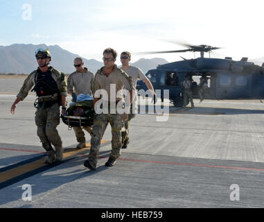 Pararescuemen dalla 48th Rescue Squadron off-load pazienti da un 55th RQS HH-60G Pavehawk elicottero ed il loro trasporto a 79th RQS HC-130J contro il re II che ha volato a Naval Air Station North Island, California, 5 maggio 2014, a Cabo può Lucas Aeroporto Internazionale, Messico. Il Pavehawks estratto due feriti i marinai e i sei angeli custodi da una nave 540 miglia nautiche dalla costa del Pacifico del Messico. Un 79th RQS HC-130J contro il re II poi trasportato il personale e la XLVIII RQS Chirurgo di volo, alla Naval Air Station North Island, California Il personale Sgt. Adam Grant Foto Stock