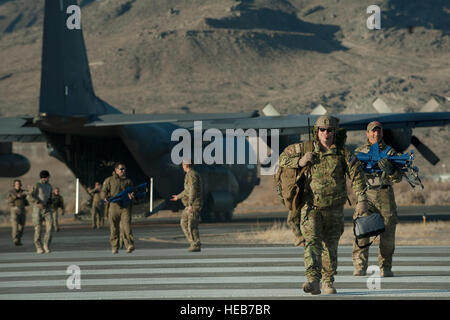 Stati Uniti Air Force pararescuemen, 58th Rescue Squadron, camminare verso una drop zone designata prima di un militare di freefall jump gen. 11, 2012, a Wendover Campo, Utah. Pararescuemen sono addestrati a fornire cure mediche di emergenza in terreno avverse e condizioni in combattimento o in tempo di pace. Il personale Sgt. Christopher Hubenthal Foto Stock