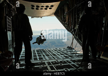 Un U.S. Air Force pararescueman, 58th Rescue Squadron, salta fuori da un C-130 Hercules, Air National Guard, Long Island, NY, durante una caduta libera militare water jump gen. 10, 2012, su Echo Bay, Nev. Pararescuemen sono addestrati a fornire cure mediche di emergenza in terreno avverse e condizioni in combattimento o in tempo di pace. Il personale Sgt. Christopher Hubenthal Foto Stock