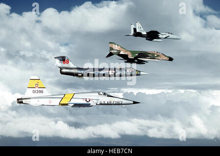 Una vista laterale destra di un F-15 Eagle, F-4C Phantom II, F-104 Starfighter e F-5 Tiger II aeromobili, dall'alto verso il basso, su un addestramento tattico Luca missione di addestramento. Gli aerei sono rispettivamente dai 550i, 310th, 69th, e 425th Tactical Fighter Training Squadron, tutti sotto la XII Forza Aerea. Foto Stock